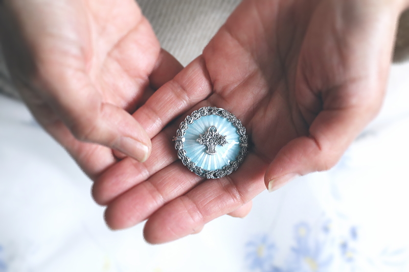 ブルーエナメル花籠のブローチ　ヨーロッパ　アンティークストリュフ