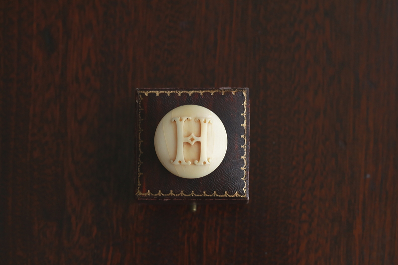 飾り文字のアイボリーリバリーボタン　象牙　イギリス　アンティークストリュフ