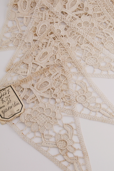 蔓花のニードルレースモチーフ　フランス　アンティークストリュフ 20250807