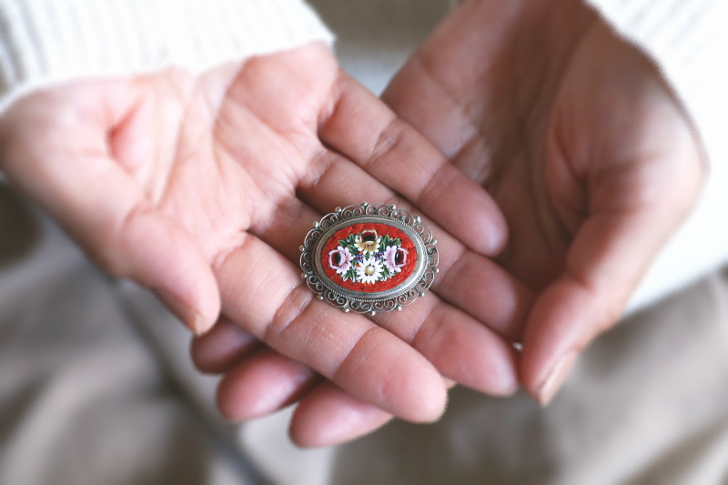 赤のマイクロモザイクブローチ　ヴィンテージジュエリー　アクセサリー　イタリア　アンティークストリュフ 20251218