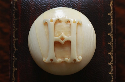 飾り文字のアイボリーリバリーボタン　象牙　イギリス　アンティークストリュフ