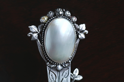 シェルアンドシルバー　バラのブローチ　ヨーロッパ　アンティークストリュフ