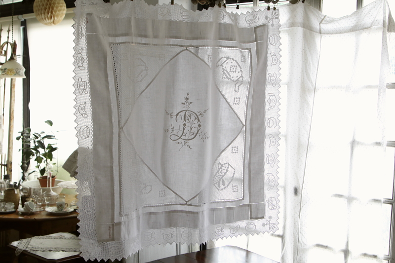 ティータイムパターン　イニシャルエンブロイダリー　リネンテーブルクロス　イギリス　アンティークストリュフ