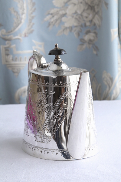 花のエングレービングのティーポット　ヴィクトリアン　イギリス アンティークストリュフ