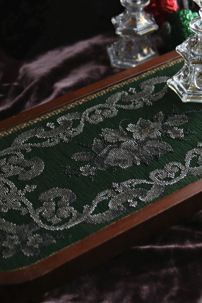 ビーズワークと刺繍の木製ステージ　フランス アンティークストリュフ 20251225