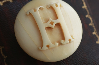 飾り文字のアイボリーリバリーボタン　象牙　イギリス　アンティークストリュフ