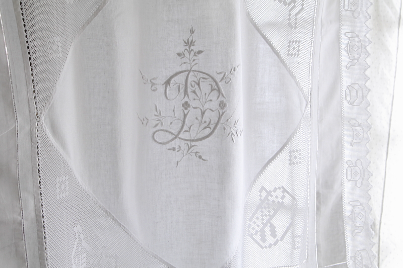 ティータイムパターン　イニシャルエンブロイダリー　リネンテーブルクロス　イギリス　アンティークストリュフ