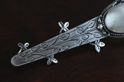 シェルアンドシルバー　バラのブローチ　ヨーロッパ　アンティークストリュフ