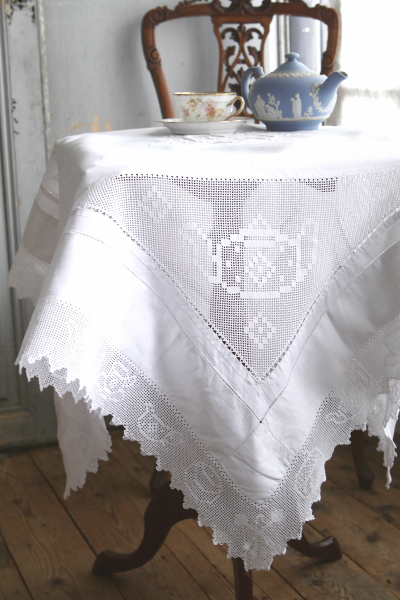 ティータイムパターン　イニシャルエンブロイダリー　リネンテーブルクロス　イギリス　アンティークストリュフ 20250718