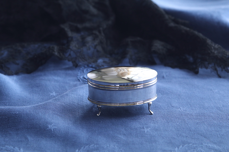 スターリングシルバーオーバルジュエリーボックス　イギリス　アンティークストリュフ