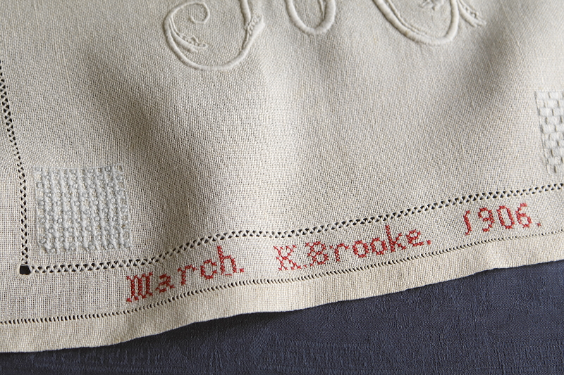 花文字刺繍のサンプラー　イギリス　アンティークストリュフ