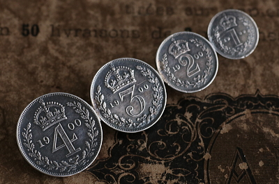 ヴィクトリア女王　モーンディマネーブローチ　イギリス アンティークストリュフ