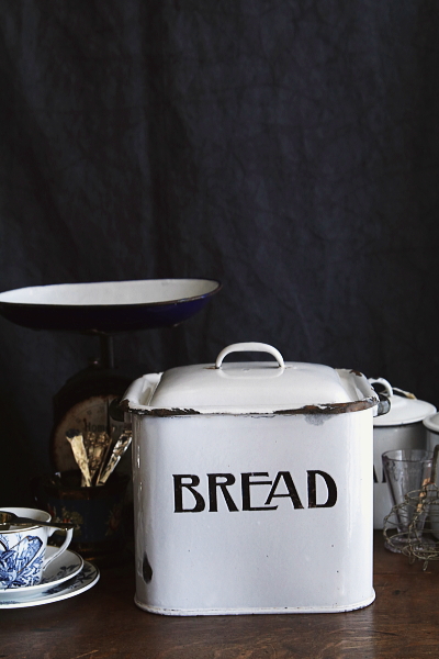 琺瑯ブレッドビン　レアスモールサイズ　イギリス　アンティークストリュフ 202602013