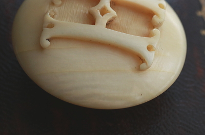 飾り文字のアイボリーリバリーボタン　象牙　イギリス　アンティークストリュフ