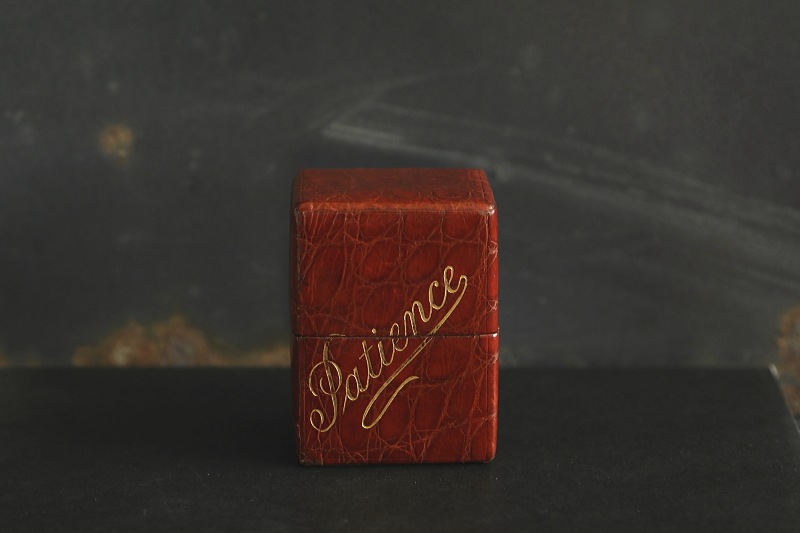 レザーケースのプレイングカード　トランプ　patience　イギリス　アンティークストリュフ