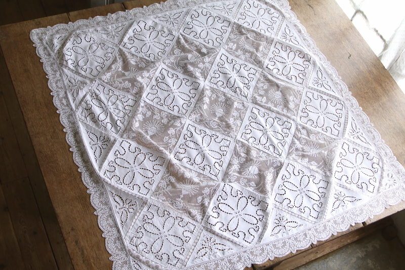 フィレアンドカットワークテーブルクロス　プルミエコミュニオンの聖杯　フランス　アンティークストリュフ