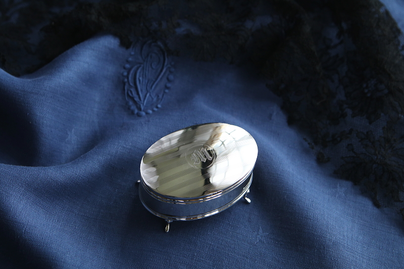 スターリングシルバーオーバルジュエリーボックス　イギリス　アンティークストリュフ