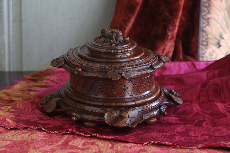 薔薇を飾るウォールナットジュエリーケース　木彫　フランス　アンティークストリュフ