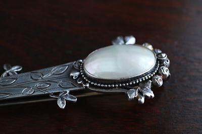 シェルアンドシルバー　バラのブローチ　ヨーロッパ　アンティークストリュフ