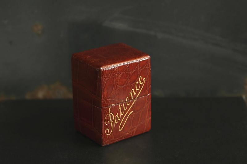 レザーケースのプレイングカード　トランプ　patience　イギリス　アンティークストリュフ