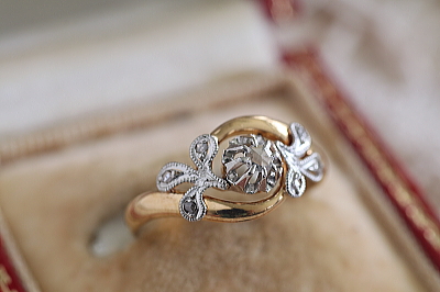 ローズカットダイヤモンドリーフ飾りリング　フランス　エンゲージリング　指輪　アンティークストリュフ