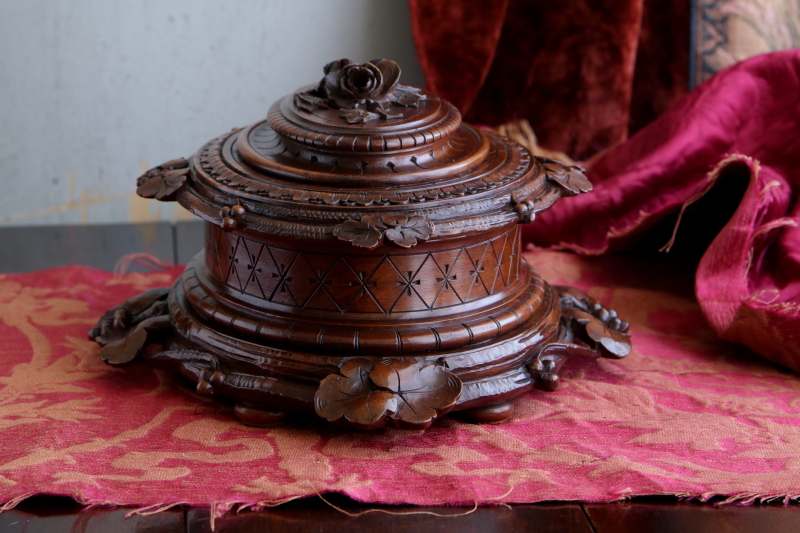 薔薇を飾るウォールナットジュエリーケース　木彫　フランス　アンティークストリュフ