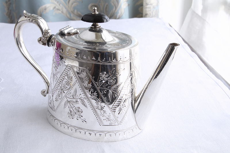 花のエングレービングのティーポット　ヴィクトリアン　イギリス アンティークストリュフ
