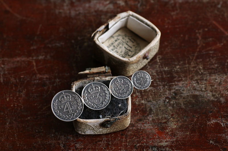 ヴィクトリア女王　モーンディマネーブローチ　イギリス アンティークストリュフ