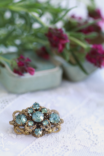 ブルーペーストブローチ　ブルージルコンガラス　チェコ　アンティークストリュフ 20250513