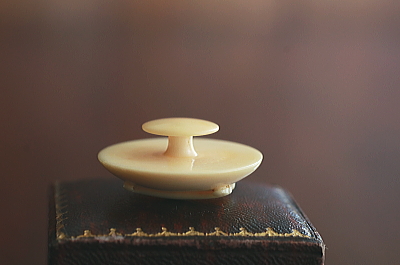 飾り文字のアイボリーリバリーボタン　象牙　イギリス　アンティークストリュフ