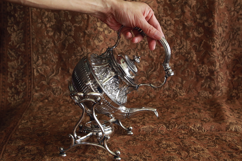 薔薇のレリーフのティーケトルアンドスタンド　philip ashberry and sons ヴィクトリアン　イギリス　アンティークストリュフ