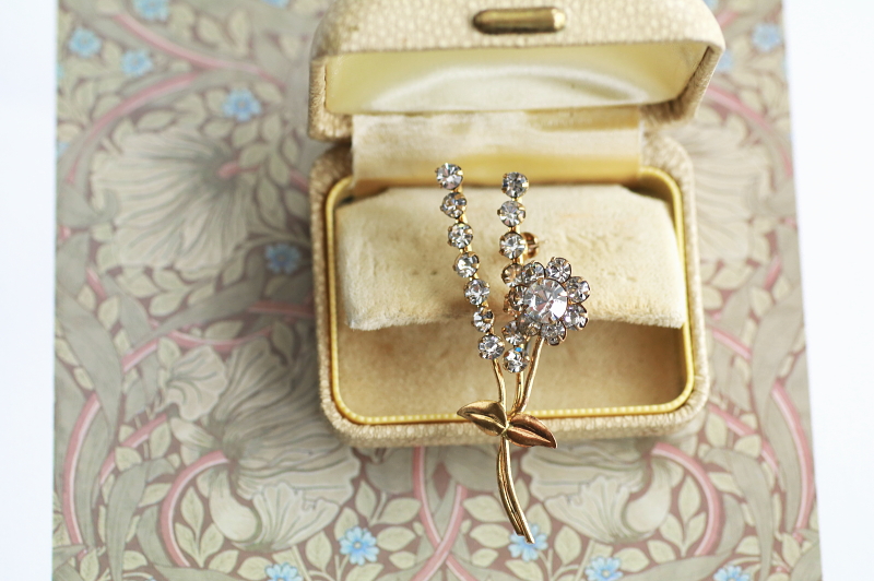 ラインストーンの花のブローチ　ヨーロッパ　アンティークストリュフ