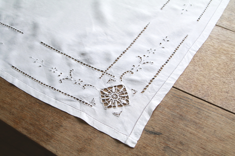 カットワークリネンスモールテーブルクロス　アンティークストリュフ