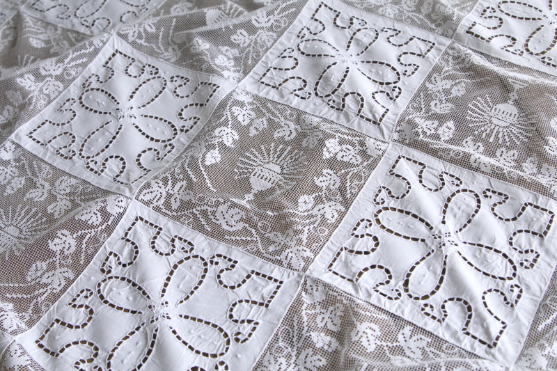 フィレアンドカットワークテーブルクロス　プルミエコミュニオンの聖杯　フランス　アンティークストリュフ