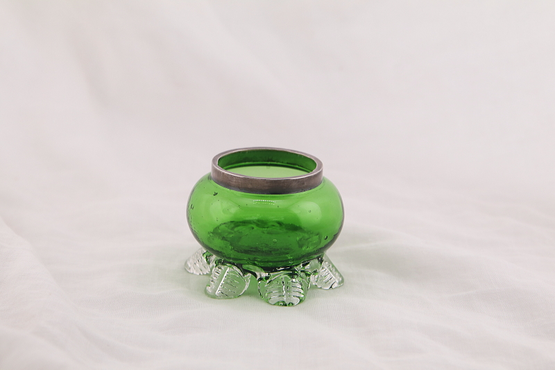 シルバーリムグリーングラスソルトディッシュ　ヴィクトリアン　イギリス　アンティークストリュフ