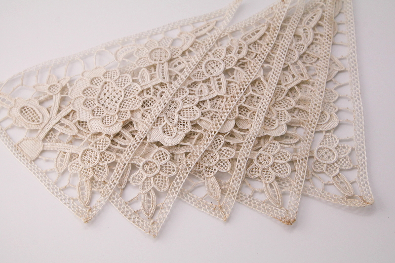 蔓花のニードルレースモチーフ　フランス　アンティークストリュフ