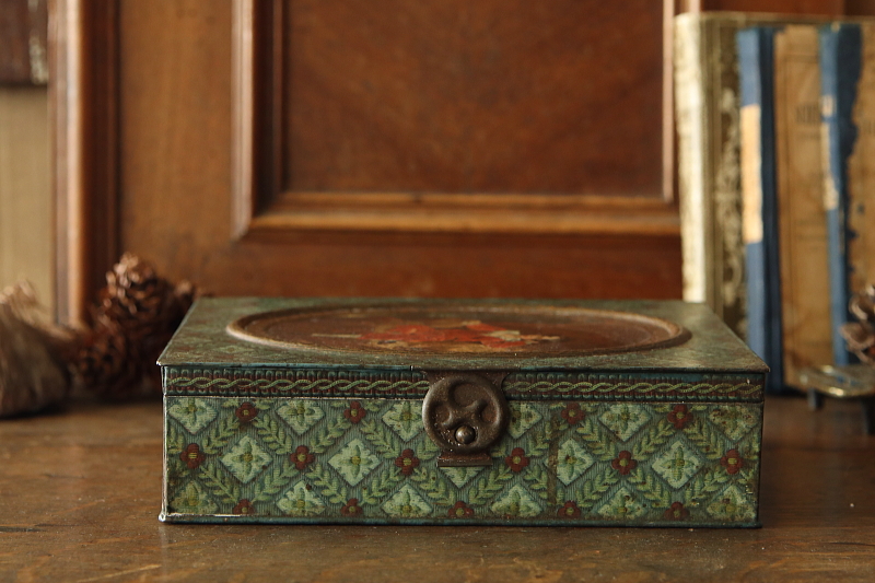 the red boyのビスケット缶　huntry and palmers イギリス　アンティークストリュフ