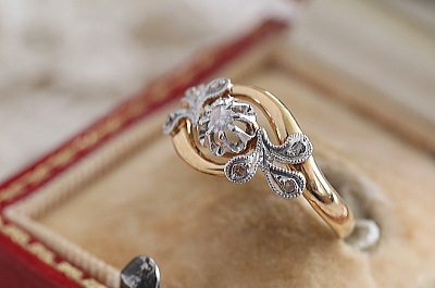 ローズカットダイヤモンドリーフ飾りリング　フランス　エンゲージリング　指輪　アンティークストリュフ