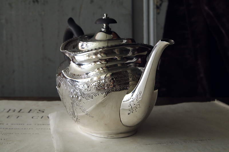 ハンドエングレーヴドシルバープレートティーポット　ヴィクトリアン　イギリス　アンティークストリュフ