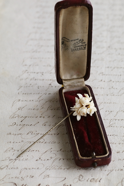カーブドボーンピンブローチ　薔薇と勿忘草　ヨーロッパ アンティークストリュフ 20251128