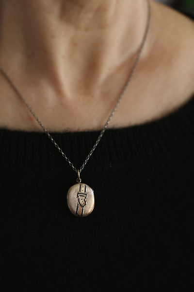 ブラックエナメル　スーベニールロケットペンダント  アンティークジュエリー　ヴィンテージアクセサリー　イギリス　フランス　ヨーロッパ　アンティークストリュフ