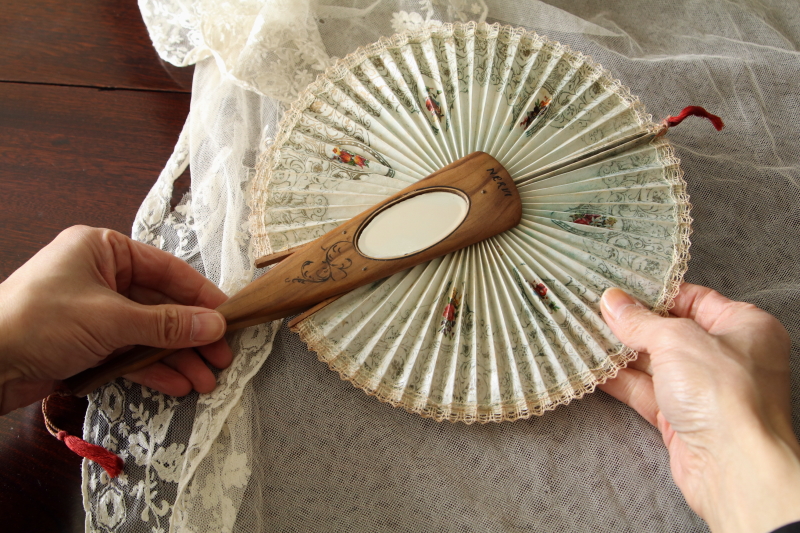 薔薇とツバメのスーベニールファン　イタリア　アンティークストリュフ