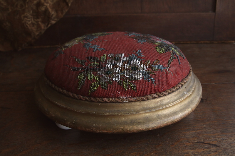 ビーズワークと刺繍のオットマン　ヴィクトリアン　イギリス　アンティークストリュフ