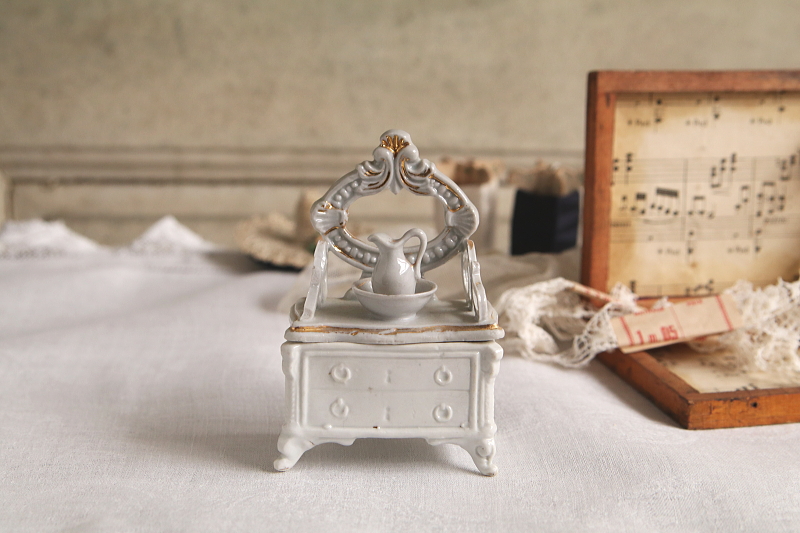 ポーセリンミニチュアドレッシングチェスト　ドイツ　アンティークストリュフ