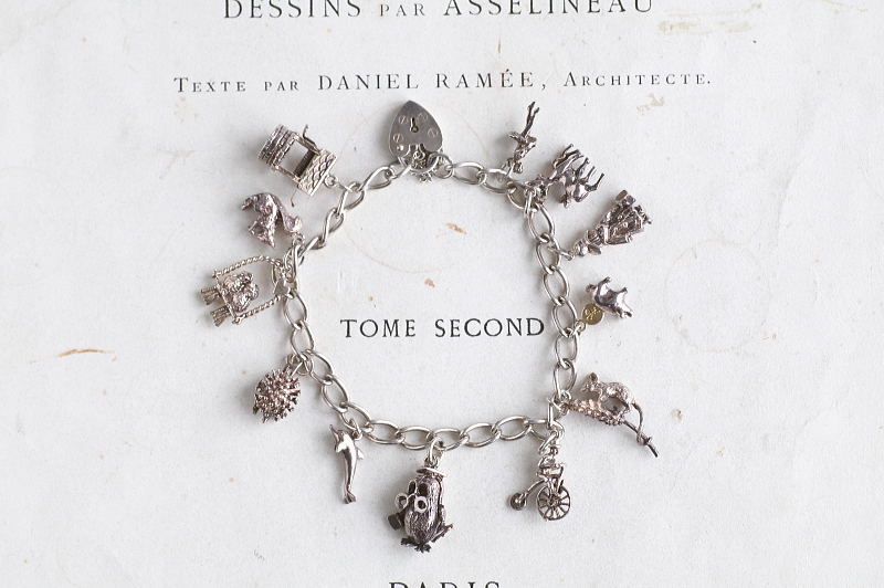 12チャームアンドパドロックブレスレット　イギリス　アンティークストリュフ