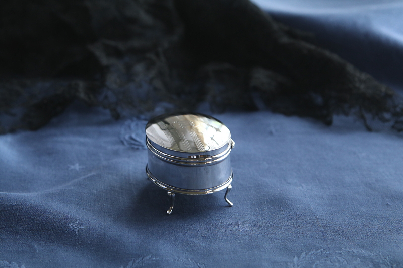 スターリングシルバーオーバルジュエリーボックス　イギリス　アンティークストリュフ