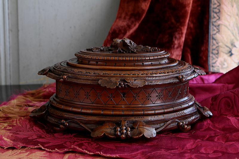 薔薇を飾るウォールナットジュエリーケース　木彫　フランス　アンティークストリュフ