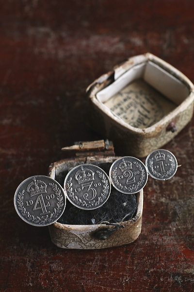 ヴィクトリア女王　モーンディマネーブローチ　イギリス アンティークストリュフ 20251118