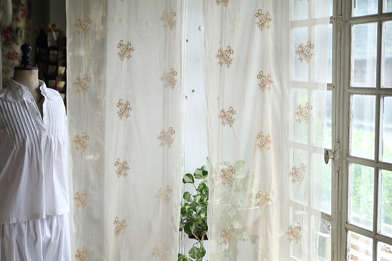 花籠の刺繍　ローンファブリック　フランス　アンティークストリュフ