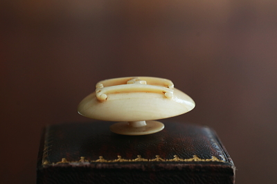 飾り文字のアイボリーリバリーボタン　象牙　イギリス　アンティークストリュフ